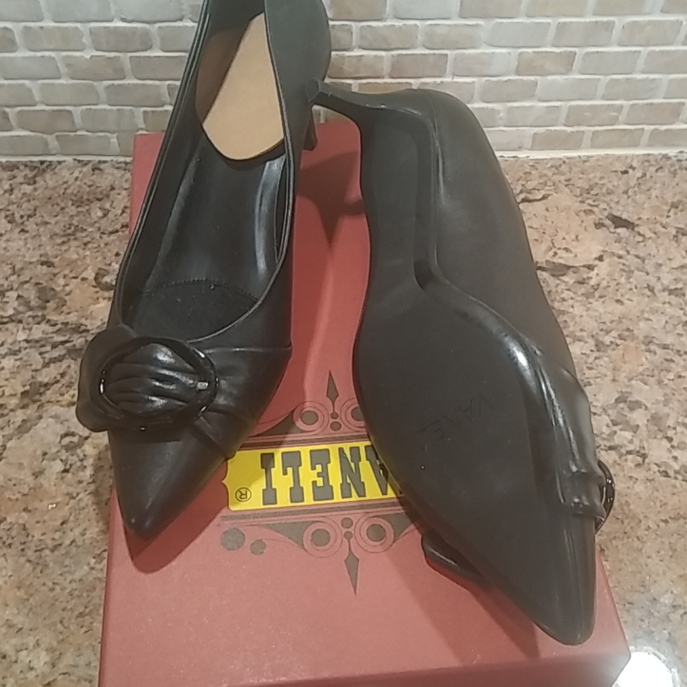 Like new Vaneli black leather shoes